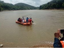വാതുവെപ്പ് നടത്തി ചാലിയാര്‍ നീന്തിക്കടക്കാന്‍ ശ്രമം: രണ്ട് ബംഗാളികളെ രണ്ടാം ദിവസവും കണ്ടെത്തിയില്ല!!