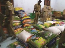 തൃശ്ശൂരിൽ ദുരിതാശ്വാസ സാമഗ്രികള്‍ കോണ്‍ഗ്രസുകാര്‍ കടത്തി; ഉദ്യോഗസ്ഥര്‍ പിടിച്ചെടുത്തു