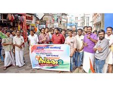 ഫൂട്ട് പാത്തിലെ പൊട്ടിയ സ്ലാബുകൾ മാറ്റി സ്ഥാപിക്കുക; യൂത്ത് കോൺഗ്രസ്സ് കുത്തിയിരിപ്പ് സമരം നടത്തി