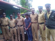  വയനാട്ടില്‍ വന്‍കഞ്ചാവ് വേട്ട; 12 കിലോ കഞ്ചാവുമായി കണ്ണൂര്‍ സ്വദേശി പിടിയില്‍; എസ് എഫ് ഐ നേതാവ് 200 ഗ്രാം കഞ്ചാവുമായി അറസ്റ്റില്‍          