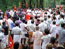 കര്‍ഷകര്‍ നേരിടുന്ന വന്യമൃഗശല്യത്തിനെതിരെ; പെരുവണ്ണാമൂഴി ഫോറസ്റ്റ് ഓഫീസ് ഉപരോധിച്ചു