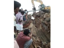തണ്ണീര്‍മുക്കം ബണ്ടിന്‌റെ മണല്‍ചിറ പൊളിക്കുന്ന പ്രവര്‍ത്തനങ്ങള്‍ ആരംഭിച്ചു.