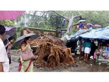  വീണ്ടും ദുരിത മഴ; നാളെ സ്വതന്ത്ര്യദിനാഘോഷങ്ങള്‍ ലഘൂകരിച്ചു, വിദ്യാര്‍ഥികള്‍ സ്‌കൂളില്‍ വരേണ്ടെന്ന് ജില്ലാഭരണകൂടം