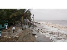 കനത്ത മഴയില്‍  കടലാക്രമണവും ശക്തം,  നിരവധി വീടുകളിലേക്ക് വെള്ളം കയറി