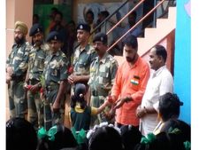 പെരുമഴയത്ത് പട്ടാളം ഇറങ്ങി, കുശലം പറഞ്ഞ് ചങ്ങാതി കൂട്ടമായി കുട്ടികളുടെ സ്വാതന്ത്ര്യ ദിന ആഘോഷം