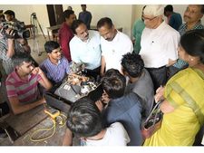 ഉപകരണങ്ങള്‍ റിപ്പയര്‍ ചെയ്യാന്‍ എന്‍ഐടി വിദ്യാര്‍ഥികള്‍: എല്ലാം കോഴിക്കോട്ടെ വേറിട്ട കാഴ്ചകള്‍