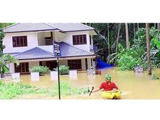പ്രളയക്കെടുതിക്ക് ശേഷം വെള്ളം ഇറങ്ങി: മലപ്പുറത്തെ റോഡുകള്‍ ഗതാഗതയോഗ്യമായി, വൈദ്യുതി എത്തിയില്ല!