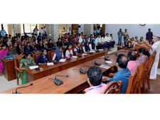 വെള്ളം കയറിയ വീടുകള്‍ ശുചികരിക്കാന്‍ ആയിരത്തിലധികം വിദ്യാര്‍ത്ഥികള്‍; ക്യാംപുകളുടെ എണ്ണം കുറയുന്നു; നേരിയ മഴ മാത്രം