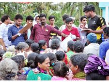 മലപ്പുറം: ആദിവാസികള്‍ക്ക് ആറരലക്ഷം രൂപയുടെ സ്‌നേഹപ്പൊതികള്‍ നല്‍കി പരിയാപുരം വിദ്യാര്‍ത്ഥികള്‍