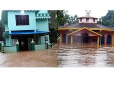 കനത്ത മഴയില്‍  മലപ്പുറത്തെ മസ്ജിദിലും ദേവാലയത്തിലും വെള്ളംകയറി
