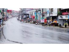 ഹര്‍ത്താല്‍ പ്രതീതിയുണര്‍ത്തി പണിമുടക്ക്; കടകമ്പോളങ്ങള്‍ അടഞ്ഞുകിടന്നു; വാഹനങ്ങൾ നിരത്തിലിറങ്ങിയില്ല