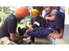 വിദ്യാര്‍ത്ഥികളെ പുതിയ ഷൂസ് അണിയിച്ച് അകാല്‍ പുര്‍ക്കി ഫാജ് സംഘടന; സന്നദ്ധ പ്രവര്‍ത്തനത്തില്‍ പഞ്ചാബികളും