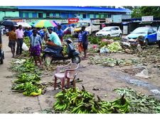 മഹാപ്രളയം കഴിഞ്ഞ് ദിവസങ്ങളായിട്ടും  ഉണരാതെ ചാലക്കുടി ചന്ത
