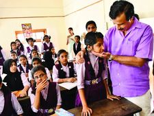 പാട്ടുപാടി, ചിത്രംവരച്ചു; കുട്ടികളെ  മാറോടു ചേര്‍ത്ത് മന്ത്രി