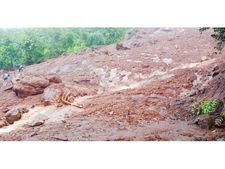  നിലമ്പൂരില്‍ ഉരുള്‍പൊട്ടലില്‍ മരിച്ചവരുടെ  പോസ്റ്റ്‌മോര്‍ട്ടത്തെ ചൊല്ലി  രാഷ്ട്രീയ നേതാക്കളുടെ തര്‍ക്കം, തുടര്‍ നടപടികള്‍ വൈകി