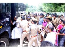 ദേശീയപാത അളവെടുപ്പ്: തളിക്കുളത്ത് സംഘര്‍ഷം; പോലീസ് വാഹനത്തില്‍നിന്ന് യുവാവിനെ മോചിപ്പിച്ചു!