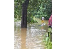 ബോട്ടിനുവേണ്ടി കാത്തിരിക്കണ്ട; പിവിസി ചങ്ങാടങ്ങള്‍ ഉപയോഗിക്കാം, എങ്ങനെ ഉണ്ടാക്കാം... ഇതാ കാണു!