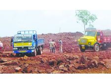 ജനജീതത്തിന് ഭീഷണിയായി ചെങ്കൽ ക്വാറി; പരാതി നൽകിയിട്ടും നടപടിയില്ല, 80 ഓളം കുടുംബങ്ങൾ ദുരിതത്തിൽ!