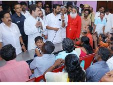 ജാതിയും മതവും രാഷ്ട്രീയവും മറന്ന് മലയാളി ഒറ്റക്കെട്ടായി ദുരന്തത്തെ നേരിട്ടത് ലോകത്തിന് മാതൃക: രാഹുൽ 