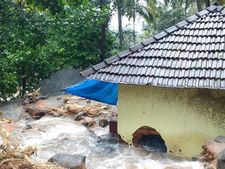 കനത്ത മഴ: കൂടുതല്‍പേരെ ദുരിതാശ്വാസ കേന്ദ്രങ്ങളിലേക്ക് മാറ്റി, കോഴിക്കോട് മാത്രം കൃഷിനാശം 1.34 കോടി