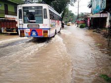 മഴ നിലക്കുന്നില്ല നിലമ്പൂര്‍ താലൂക്കില്‍ സകൂളുകള്‍ക്ക് അവധി: കക്കാടംപൊയിലില്‍  മണ്ണിടിഞ്ഞു!!