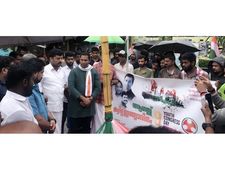 മോദിക്കെതിരെ യൂത്ത്കോൺഗ്രസ്; മോദിക്കെതിരെ രണ്ടാം ക്വിറ്റ് ഇന്ത്യാസമരത്തിന് യുവാക്കള്‍ തെരുവിറങ്ങണം!