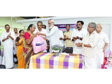 ആറു മാസക്കാലമായി ജോലിയില്ലാതെ കടലിൽ പോകാൻ കഴിയാത്ത മൽസ്യ തൊഴിലാളികളും  മുഖ്യമന്ത്രിയുടെ ദുരിതാശ്വാസ നിധിയിലേക്ക് രണ്ടു ലക്ഷം രൂപ നൽകി