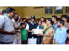 വയനാടിനായി നാടൊന്നാകെ കൈകോര്‍ക്കുന്നു: ദുരിതാശ്വാസ ക്യാംപില്‍ കഴിയുന്നവര്‍ക്ക് സഹായമെത്തിത്തുടങ്ങി