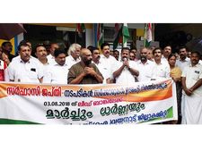 കര്‍ഷക കോണ്‍ഗ്രസ് മാര്‍ച്ചില്‍ പ്രതിഷേധമിരമ്പി; സര്‍ഫാസി നിയമത്തിന്റെ പേരില്‍ ജപ്തിയുമായി വന്നാല്‍ തടയും