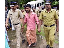 കാസര്‍കോട്ടെ സിദ്ദിഖ് വധം: പ്രതികളെ രണ്ടാഴ്ച്ചത്തേക്ക് റിമാന്‍ഡ് ചെയ്തു,  നേരിട്ട് കീഴടങ്ങി!