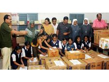 ദുരിതാശ്വാസപെട്ടികളുമായി  മലപ്പുറത്തെ കുട്ടികള്‍ കുട്ടനാട്ടിലേക്ക്: നേരിട്ട് കളക്ടറെ ബന്ധപ്പെട്ടു!! 