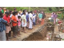 സോയില്‍ പൈപ്പിങ്ങ് പ്രതിഭാസം വെട്ടുകാട്, പുത്തന്‍കാട് പ്രദേശങ്ങള്‍ എംഎല്‍എയും കലക്ടറും സന്ദര്‍ശിച്ചു