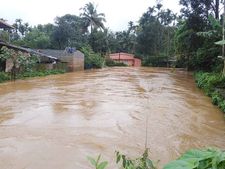 കനത്തമഴയില്‍ വയനാട്ടിലെ ഗ്രാമങ്ങള്‍ ഒറ്റപ്പെടുന്നു; റോഡുകളും കൃഷിയിടങ്ങളും വെള്ളത്തിനടിയില്‍; അതീവ ജാഗ്രതാ നിര്‍ദേശം; നാല് കണ്‍ട്രോള്‍ റൂമുകള്‍ തുറന്നു;രണ്ടിടത്ത് ഉരുള്‍പൊട്ടല്‍