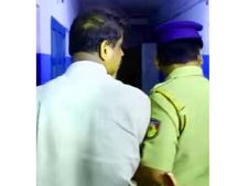  തിയ്യറ്റര്‍ പീഡനക്കേസ്: പ്രതിയുടെ മകളെ പരീക്ഷ എഴുതാന്‍ അനുവദിച്ചില്ല, പ്രിന്‍സിപ്പലിന്  നോട്ടീസ്!!