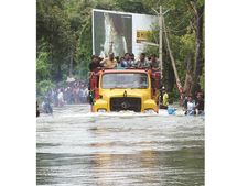 മഴക്കെടുതി: തൃശൂരിന്റെ വടക്കു പടിഞ്ഞാറന്‍  മേഖല വെള്ളക്കെട്ടില്‍, ഏനാമാവില്‍ ബണ്ട് നിറഞ്ഞുകവിഞ്ഞു!