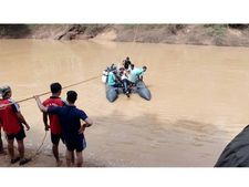 നാലംഗകുടുബത്തെ കാണാതായ സംഭവം: കണ്ണീരുണങ്ങാതെ ആനപ്പാറ ഗ്രാമം; ഇനി സായൂജിനായി പ്രാര്‍ത്ഥനയോടെയുള്ള കാത്തിരിപ്പ്