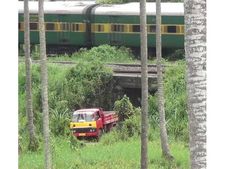  കാലടി: തീവണ്ടി പാതക്ക് ഭീഷണിയായി തുരങ്കത്തിലൂടെ വാഹന ഗതാഗതം, നിരോധിച്ച റോഡ് വഴി ഗതാഗതം!!