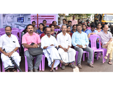 മാനേജ്‌മെന്റിന്റെ തൊഴിലാളി ദ്രോഹ നടപടി: വടകര സഹകരണ ആശുപത്രിക്ക് മുന്നിൽ ജീവനക്കാർ ധർണ്ണ ആരംഭിച്ചു