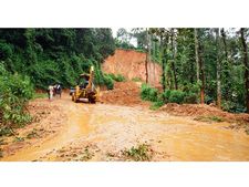  മഴ കുറഞ്ഞിട്ടും ദുരിതമൊഴിയുന്നില്ല: വെള്ളാരംകുന്നില്‍ മണ്ണിനടിയില്‍പ്പെട്ടയാള്‍ മരിച്ചു, അഞ്ച് മരണം