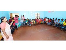 ദുരിതാശ്വാസ ക്യാമ്പില്‍  ഭരണകക്ഷി നേതാക്കളുടെ ഭീഷണി: ഉദ്യോഗസ്ഥന്‍ ആത്മഹത്യക്ക് ശ്രമിച്ചു
