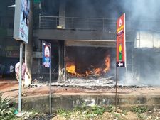 കേച്ചേരിയില്‍ വന്‍ തീപിടിത്തം  ജ്വല്ലറി പൂര്‍ണമായി കത്തിനശിച്ചു.. 