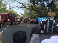 രോഗിയുമായി പോയ ആംബുലന്‍സ് മറിഞ്ഞു: രക്ഷക്കെത്തിയ ഫയര്‍ഫോഴ്‌സിന്‌റെ വഴി തടഞ്ഞു, ഡ്രൈവര്‍ അറസ്റ്റില്‍!
