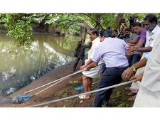 കനോലി കനാല്‍; ദിനേന കോരിയെടുക്കുന്നത് 150 ചാക്ക് മാലിന്യങ്ങള്‍