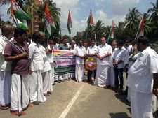 പൊട്ടിപൊളിഞ്ഞ റോഡുകൾ; അനങ്ങാപ്പാറ നയവുമായി അധികൃതർ: പ്രതിഷേധവുമായി കോൺഗ്രസ്സ്