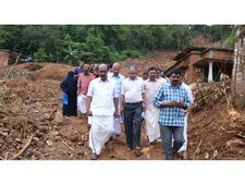 മഴക്കെടുതി; ദീര്‍ഘകാല വിളകളുടെ നഷ്ടം പ്രത്യേകം; വാസയോഗ്യമല്ലാത്ത വീടുകള്‍ പൂര്‍ണമായി തകര്‍ന്നതായി കണക്കാക്കും: മന്ത്രി ഇ.ചന്ദ്രശേഖരന്‍ 
