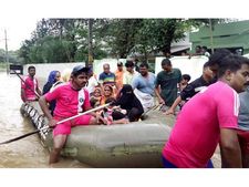  ​​പ്ര​ളയം: ഫ​യ​ർ​ഫോ​ഴ്സ് അ​ണി​ഞ്ഞ മേ​ല​ങ്കി വാ​ട്ട​ർ​ഫോ​ഴ്സി​ന്‍റേ​ത്