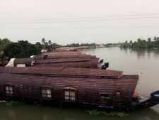 പ്രളയക്കെടുതി: ചലിക്കാതെ കായല്‍ടൂറിസം മേഖല, തൊഴിലാളികള്‍ ആശങ്കയില്‍!