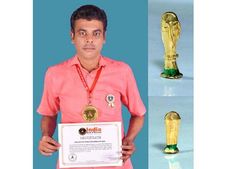 200 മില്ലി സ്വര്‍ണ്ണത്തില്‍ കുഞ്ഞന്‍ വേള്‍ഡ് കപ്പ്: അബ്ദുല്‍ അലി ഇന്ത്യ ബുക്ഓഫ് റെക്കോര്‍‍ഡ്സില്‍