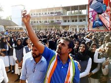  ദുരിതാശ്വാസത്തിന് ഫണ്ട് ശേഖരിക്കാന്‍ ഉദ്ഘാടകനായി ജെയ്സലെത്തി: സെല്‍ഫിയെടുക്കാന്‍ തിരക്ക്!