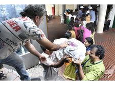ഇതാണ് കോഴിക്കോട്;  പ്രളയബാധികർക്ക് വേണ്ടി  ന്യായാധിപരും ചുമടെടുത്തു
